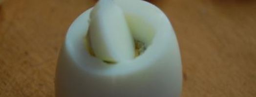 яйца, фаршированные суфле из семги и красной икры. Шаг 6