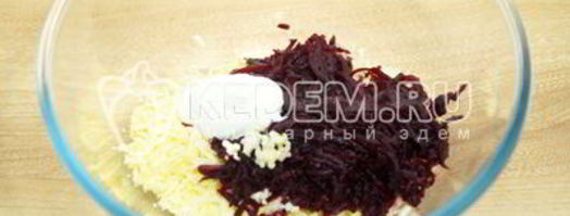 яйца, фаршированные свеклой и орехами. Шаг 5