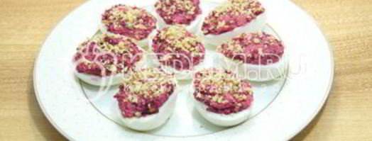 яйца, фаршированные свеклой и орехами. Шаг 7