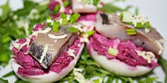 Яйца фаршированные свеклой, сыром и сельдью