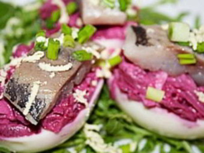 Рецепт яиц фаршированных свеклой, сыром и сельдью
