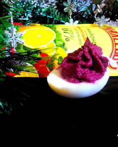 Яйца, фаршированные свекольно-селедочным паштетом