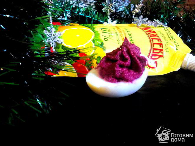 Рецепт яиц, фаршированных свекольно-селедочным паштетом