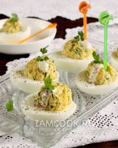 Яйца, фаршированные сыром и чесноком