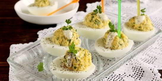 Яйца, фаршированные сыром и чесноком