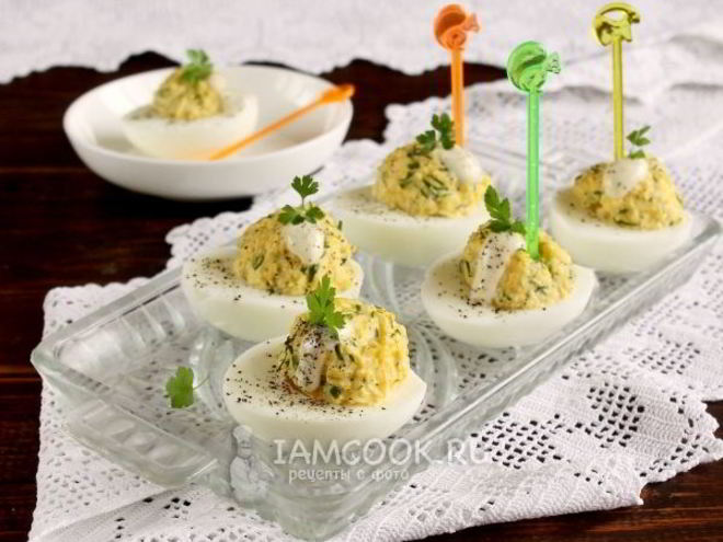 Рецепт яиц, фаршированных сыром и чесноком