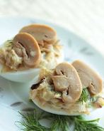 Яйца фаршированные сыром и маринованными грибами