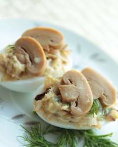 Яйца фаршированные сыром и маринованными грибами