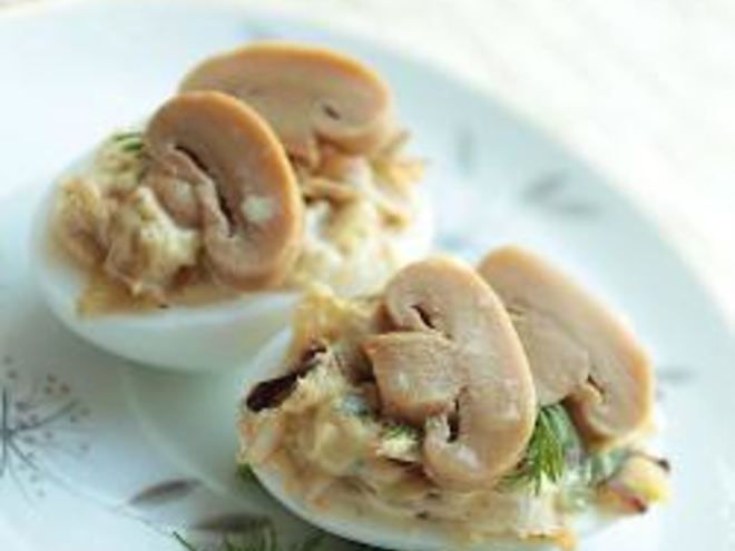 Рецепт яиц фаршированных сыром и маринованными грибами