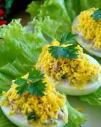 Яйца, фаршированные зеленым луком и тунцом
