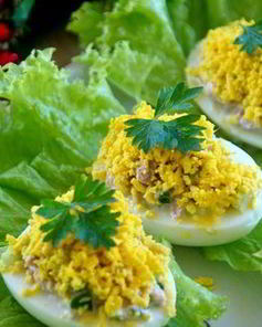 Яйца, фаршированные зеленым луком и тунцом