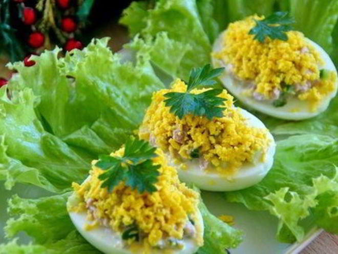 Рецепт яиц, фаршированных зеленым луком и тунцом