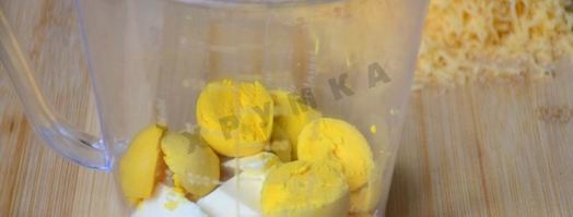 закуска яйца фаршированные зеленью с твердым сыром. Шаг 4