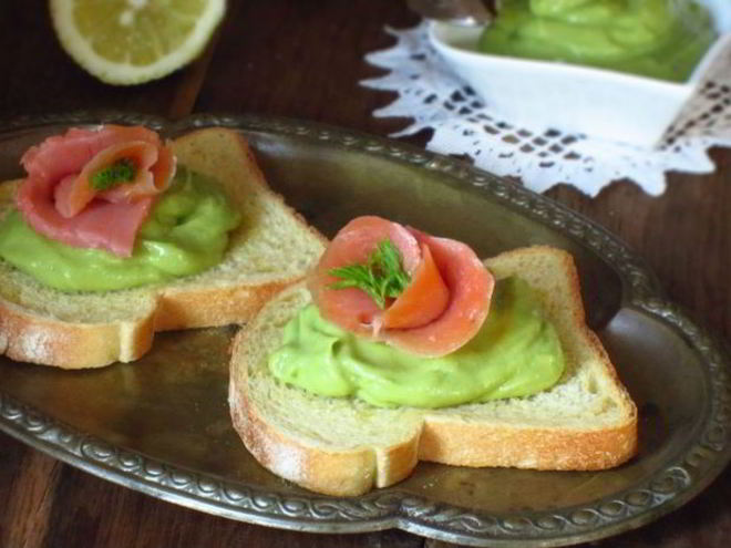 Рецепт чесночных гренков с муссом из авокадо и лососем