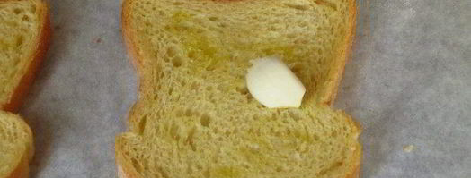 чесночные гренки с муссом из авокадо и лососем. Шаг 3