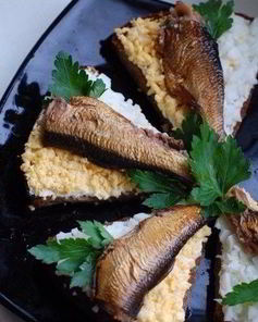 Чесночные гренки с яйцом и шпротами