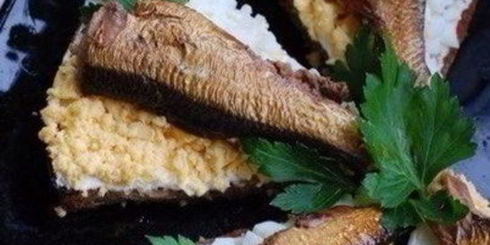 Чесночные гренки с яйцом и шпротами