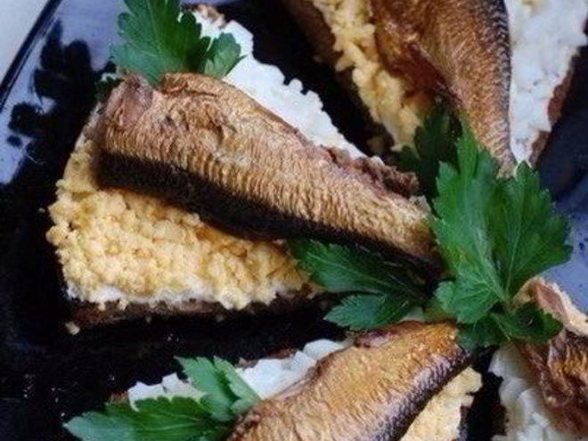 Рецепт чесночных гренков с яйцом и шпротами