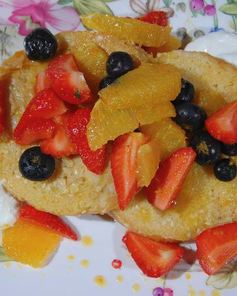 Французские гренки с апельсином и ягодами