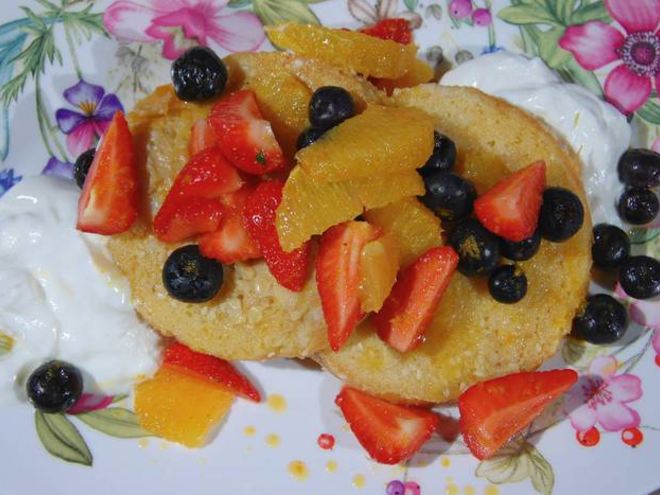 Рецепт французских гренков с апельсином и ягодами