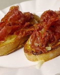 Французские гренки с прошутто и салатом из руколы