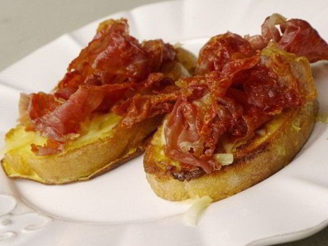 Рецепт французских гренков с прошутто и салатом из руколы