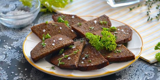 Гренки из черного хлеба с чесноком