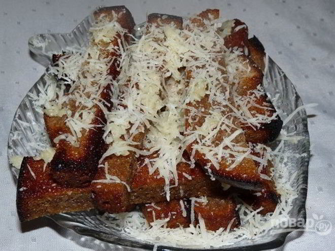 Рецепт гренков из черного хлеба с сыром и чесноком