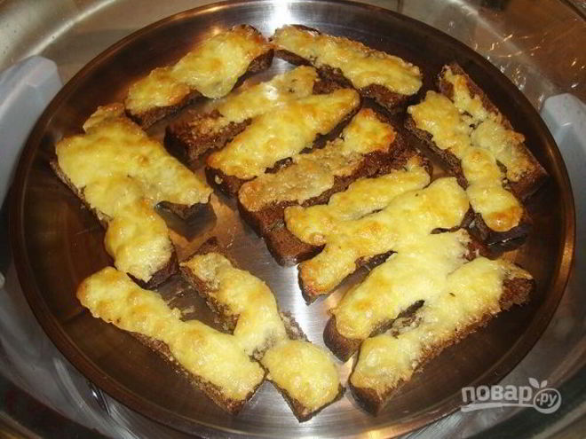 Рецепт гренков из черного хлеба с сыром