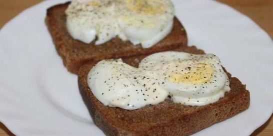 Гренки из черного хлеба с вареным яйцом