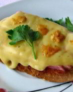 Гренки с колбасой и сыром