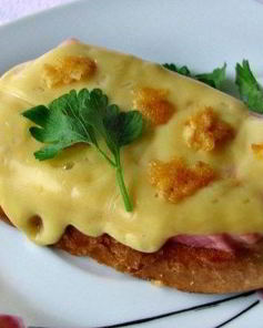 Гренки с колбасой и сыром