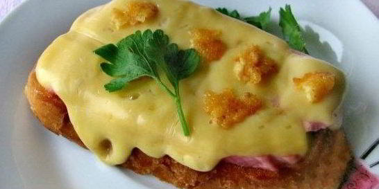 Гренки с колбасой и сыром