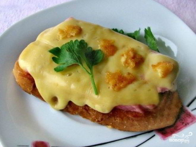 Рецепт гренков с колбасой и сыром