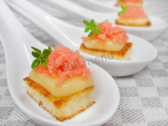 Рецепт гренков с красной икрой мойвы