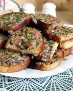 Гренки с мясным фаршем и шампиньонами