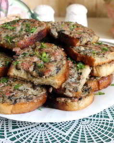 Гренки с мясным фаршем и шампиньонами