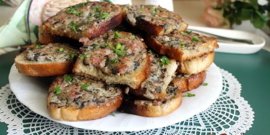 Гренки с мясным фаршем и шампиньонами