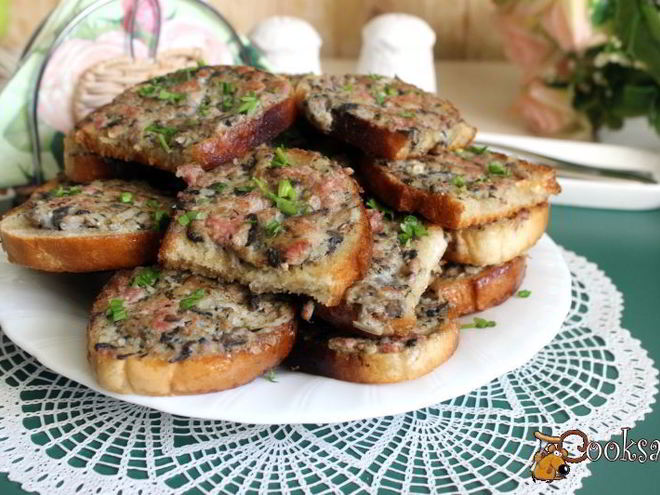 Рецепт гренков с мясным фаршем и шампиньонами