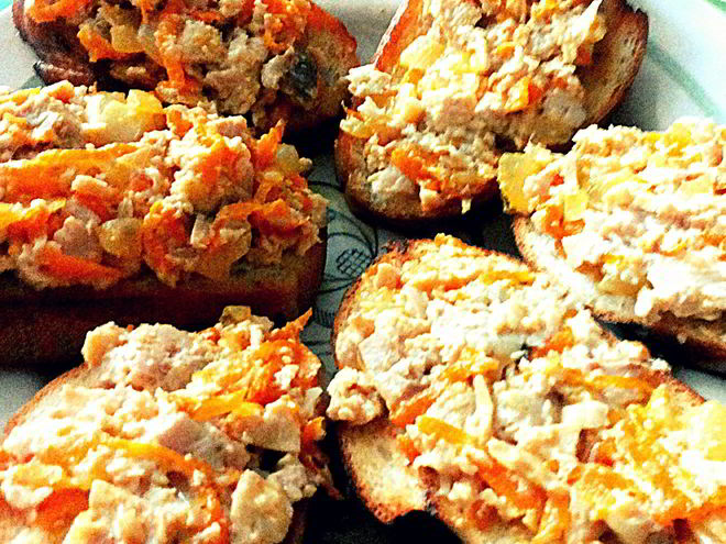 Рецепт гренков с печенью трески, морковью и луком