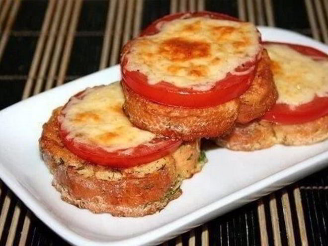 Рецепт гренков с сыром и помидорами к завтраку