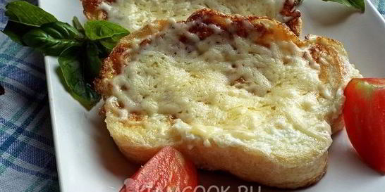 Гренки с сыром и яйцом на сковороде