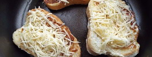 гренки с сыром и яйцом на сковороде. Шаг 13