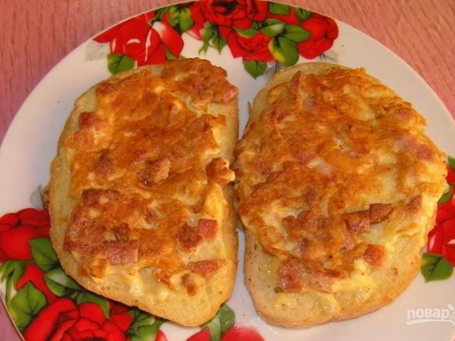 Рецепт гренков с сыром, яйцом и колбасой