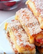 Сладкие гренки-рулетики по-французски с клубникой