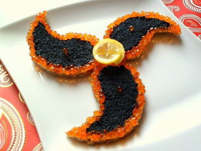 Рецепт канапе из черного хлеба с черной и красной икрой