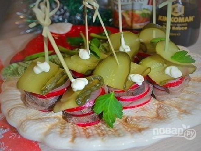 Рецепт канапе из языка, редиса и маринованных огурцов