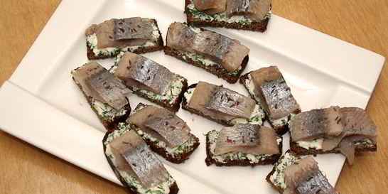 Канапе по-русски с селедкой
