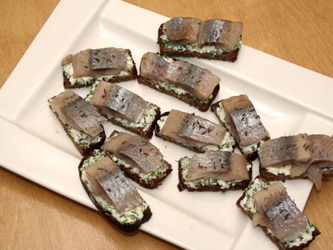 Рецепт канапе по-русски с селедкой