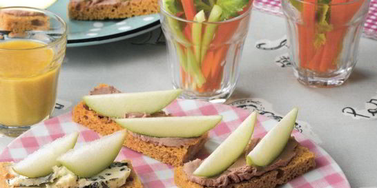 Канапе с голубым сыром